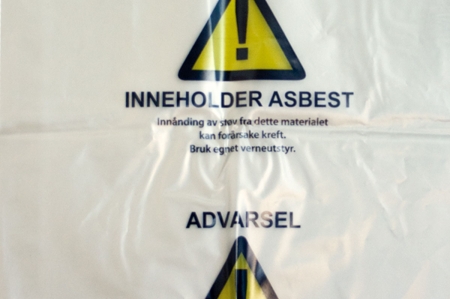 Innpakking av asbestholdige byggevarer.