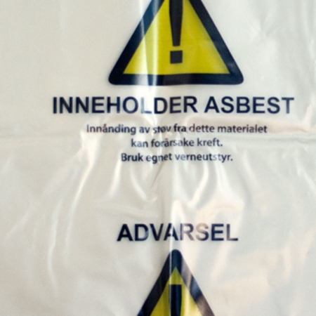Innpakking av asbestholdige byggevarer.
