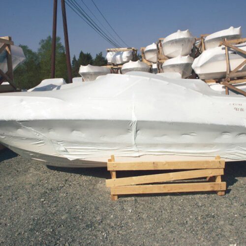 Produkter 35 Rull med båtfolie, spesialdesignet for beskyttelse av båter under transport og lagring. Folien gir effektiv beskyttelse mot vær og skader, samtidig som den er lett å håndtere