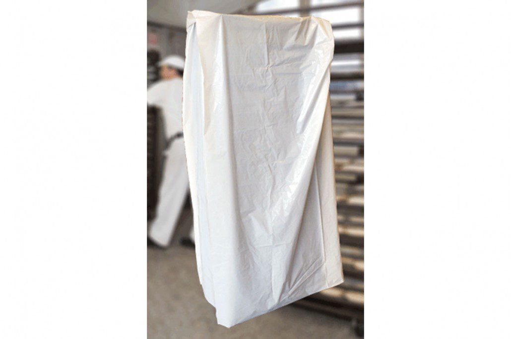 Ulike typer bakeriemballasje, inkludert bakerisekker og pallehetter, som gir beskyttelse og bevaring av bakervarer. Designet for både funksjonalitet og effektivitet i distribusjonen av ferske produkter.