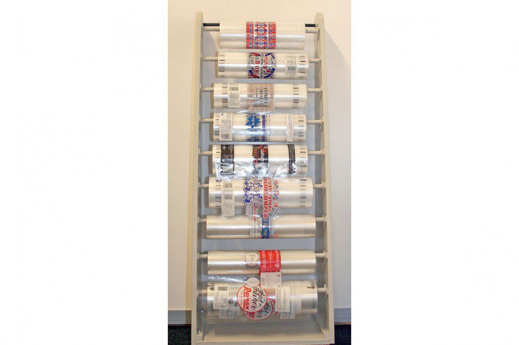 Rull med flowpack-film brukt til emballering av bakervarer. Filmen er designet for å holde produktene ferske og beskytte dem mot ytre påvirkninger, samtidig som den gir en attraktiv presentasjon.