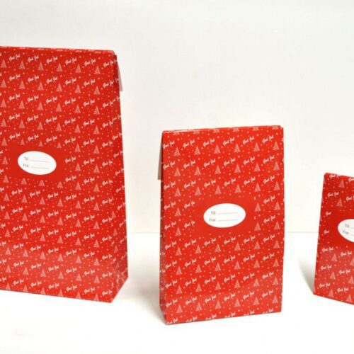 Festlig gavepose med limstripe, perfekt for julegaveinnpakning. Laget av papir i julemotiv, tilbyr denne posen både stil og praktisk lukking for en perfekt gave.