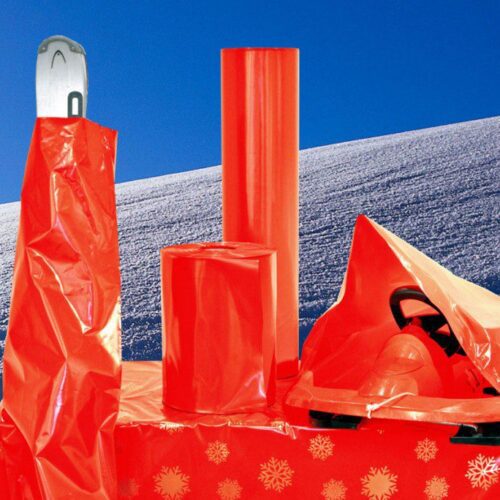 Produkter 8 Juleemballasje formet som en ski- og akebrettslange, designet for å gi en unik og morsom presentasjon av gaver. Perfekt for vinterferieinnpakning, med kreativt design som fanger oppmerksomheten