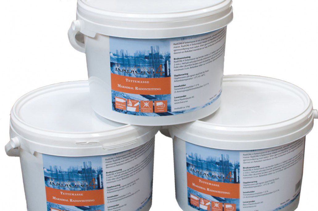 Radonsperre sammen med en radonmåler fra Baca, designet for å sikre effektiv beskyttelse mot radon. Tettemassen bidrar til å forhindre radongassinntrengning i bygninger