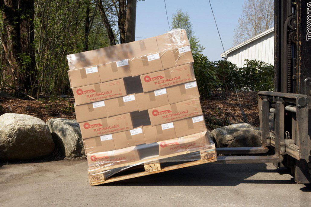 "Transportemballasje med pallehetter, designet for å beskytte last på paller under transport. Ideell for å sikre varer mot vær og skader."