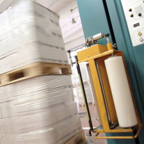 "Transportemballasje med strekkfilm, designet for å sikre varer under frakt. Effektiv for stabilisering og beskyttelse av last."